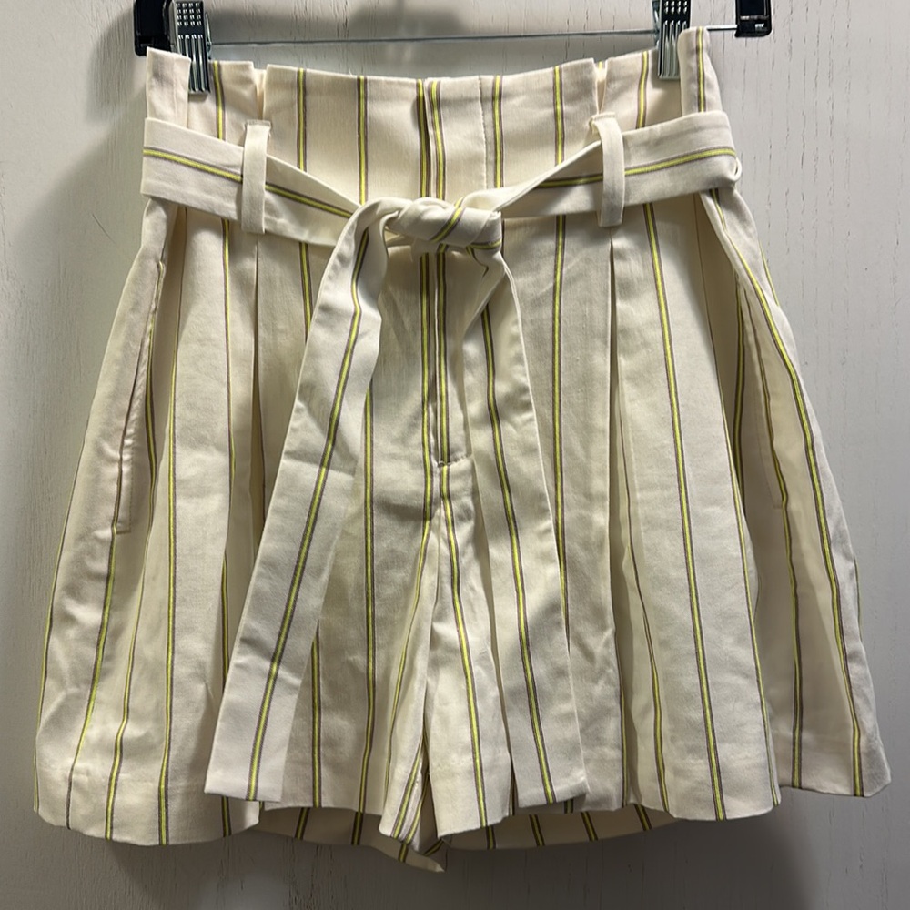 BANANA REPUBLIC NWT Paper-bag Linen Blend Shorts. Cream w/vertical stripes SZ 6